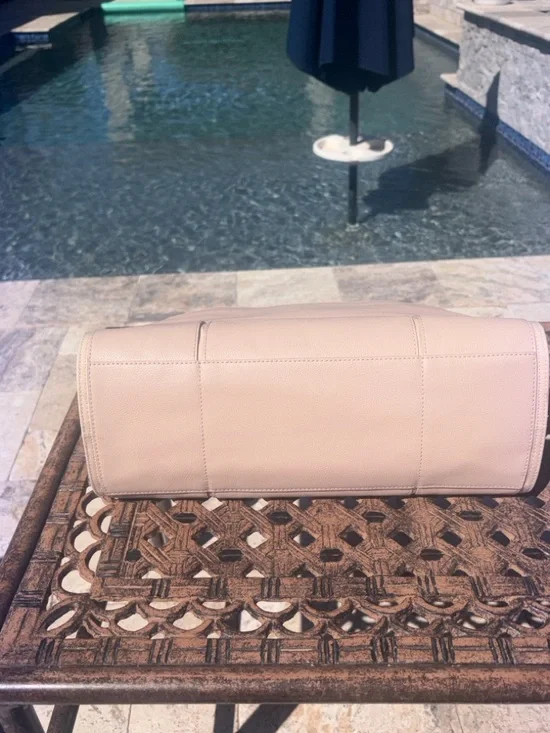 Tory Burch Blush Pebbled Leather Tote with Logo Medallion EUC - Picture 4 of 8